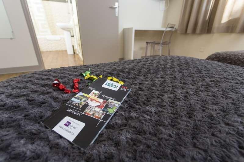 Brit Hotel Du Parc Niort Centre-Parking Gratuit Rom bilde