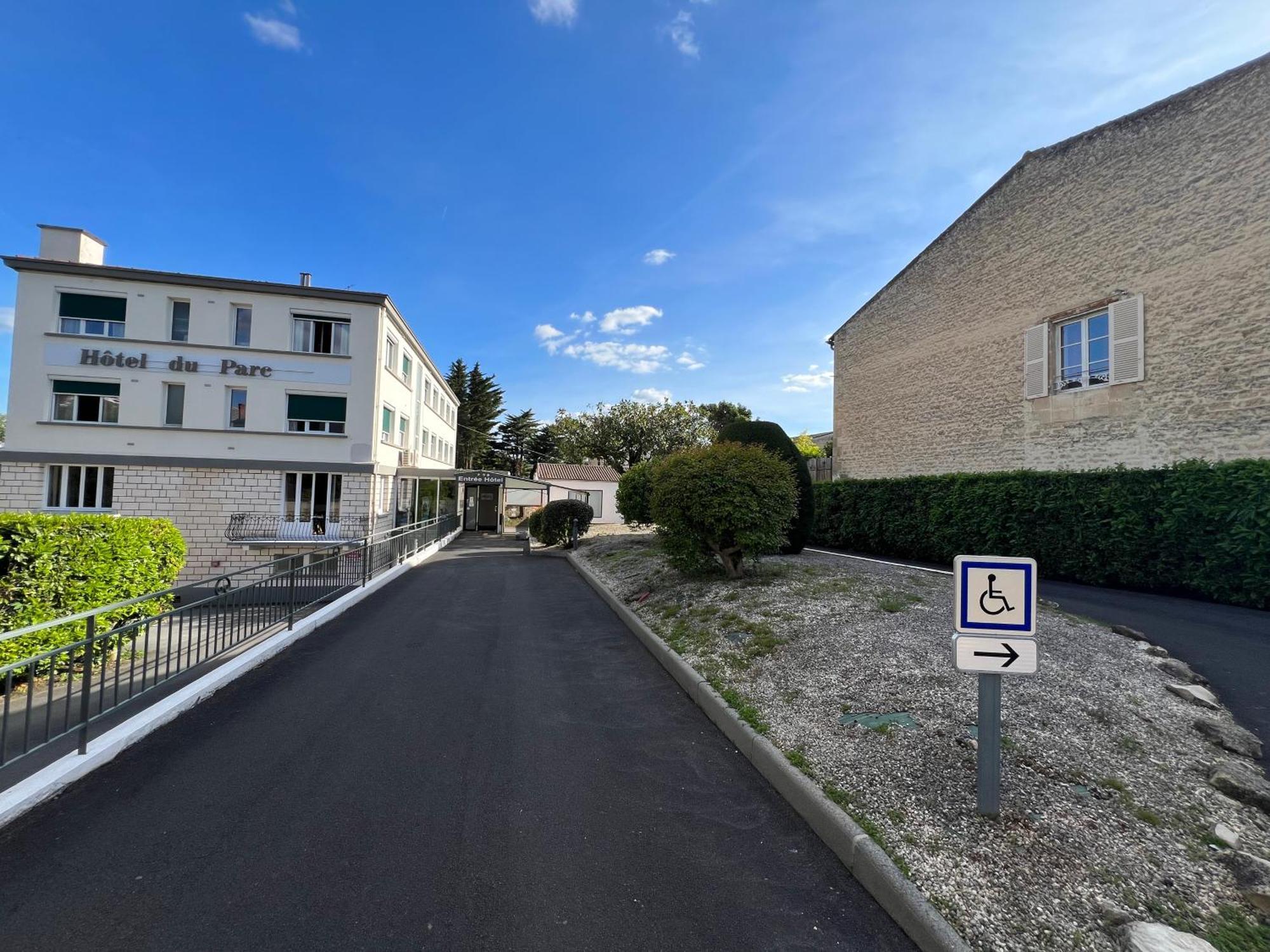Brit Hotel Du Parc Niort Centre-Parking Gratuit Eksteriør bilde
