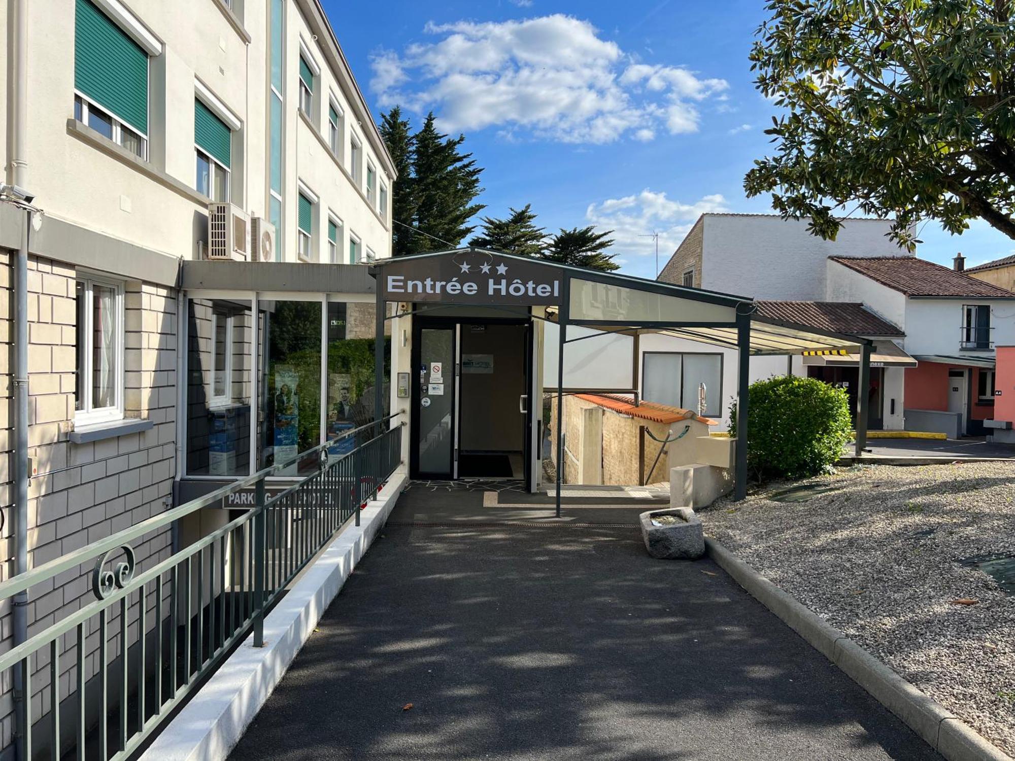 Brit Hotel Du Parc Niort Centre-Parking Gratuit Eksteriør bilde