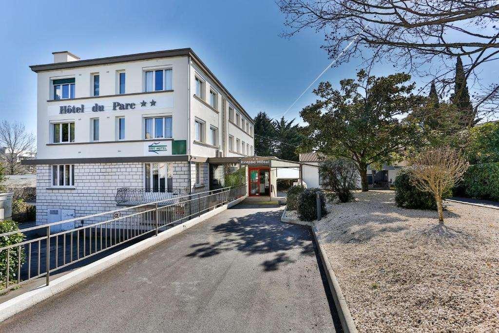 Brit Hotel Du Parc Niort Centre-Parking Gratuit Eksteriør bilde